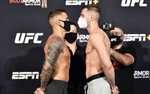 Церемония взвешивания и битвы взглядов перед UFC on ESPN 12: Дастин Порье - Дэн Хукер