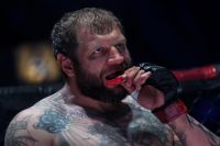 Тренер Исмаилова - о срыве Емельяненко: "Человек с катушек съехал"