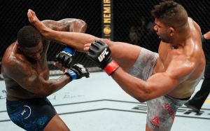 Алистар Оверим досрочно остановил Уолта Харриса на UFC on ESPN 8