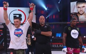 Вадим Немков в напряженном поединке победил Фила Дэвиса на Bellator 257