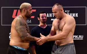 Алексей Олейник победил Марка Ханта удушающим приемом на UFC Fight Night Moscow