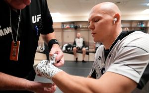 Гуськову понравились перчатки UFC: "Бьешь как голым кулаком"