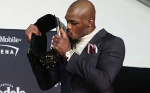 Джон Джонс освободил титул UFC и поднимается в тяжелый вес