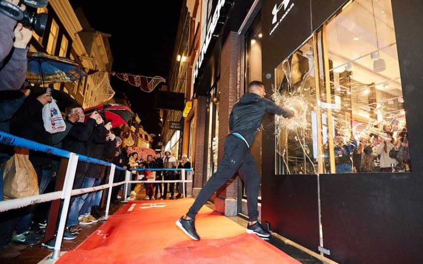 Энтони Джошуа разбил окна на открытии магазина Under Armour
