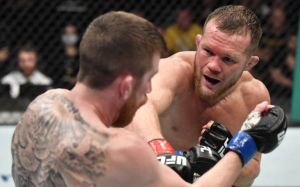 Петр Ян победил Кори Сандхагена на UFC 267, завоевав временный титул в легчайшем весе