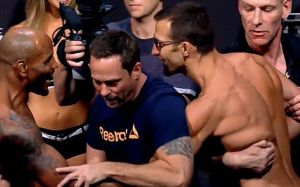 Процедура взвешивания участников турнира UFC 221