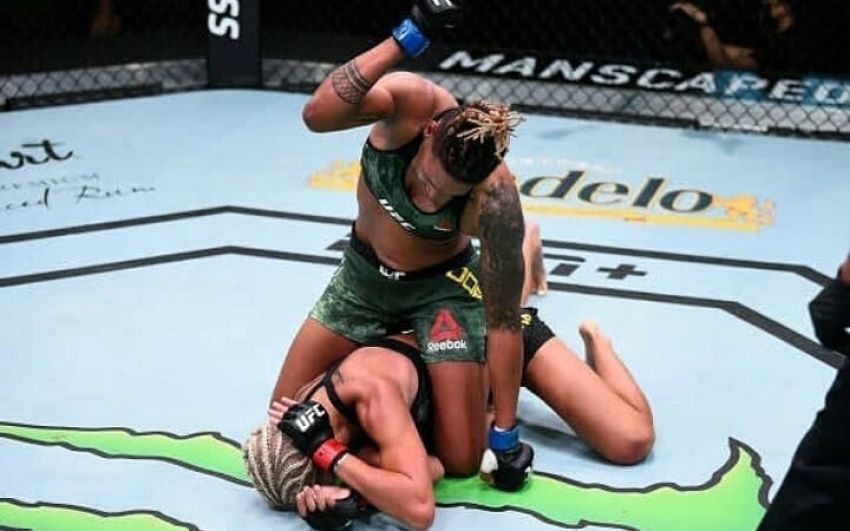 Мария Агапова сенсационно проиграла Шане Добсон на UFC on ESPN 15