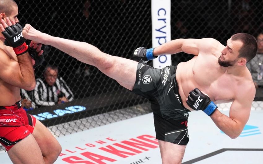 Муслим Салихов досрочно остановил Фиальо на UFC Fight Night 215