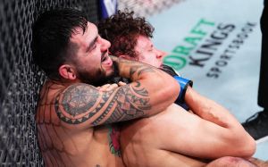Энтони Эрнандес "задушил" Романа Копылова на UFC 298