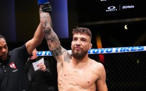Ярослав Амосов засабмитил Хоэля Альвареса во втором раунде на UFC 328