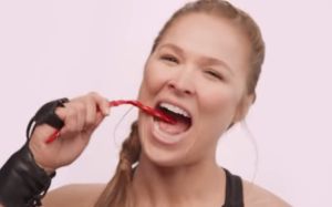 Ронда Роузи снялась в рекламе жевательных конфет Twizzlers
