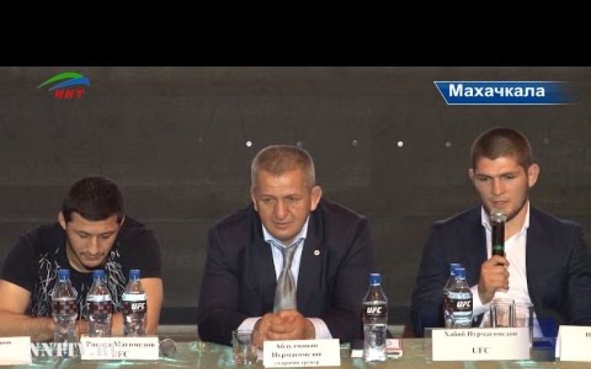 Бойцы UFC дали пресс-конференцию в кинотеатре Россия