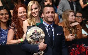 Экс-чемпион Пэт Каррен встретится с проспектом Эй Джеем МакКи на Bellator 221