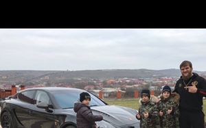 Боец UFC Эдилов получил в подарок от сыновей Кадырова Porshe Panamera 