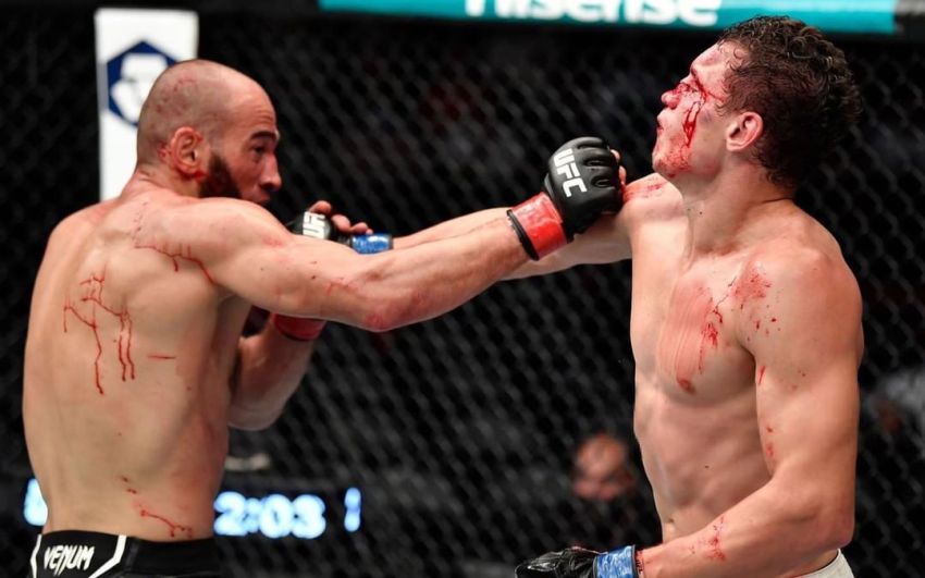 Альберт Дураев победил Романа Копылова в кровавой зарубе на UFC 267