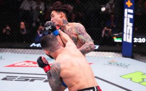Дэн Иге нокаутировал Андре Фили на UFC Fight Night 236