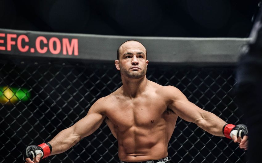 Эдди Альварес "задушил" Эдуарда Фолаянга в первом раунде на ONE Championship: Dawn of Heroes