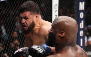 Тай Туиваса нокаутировал Деррика Льюиса на UFC 271