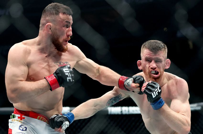 Мераб Двалишвили защитил титул в бою с Кори Сандхагеном на UFC 320