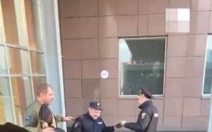 Задержал рейс, справил нужду в переходе, сфотографировался с полицией: Емельяненко снова в загуле