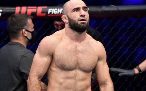 Омари Ахмедов победил Тома Бриса удушающим приемом на UFC on ESPN 20