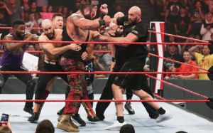 Тайсон Фьюри подрался с Броном Строумэном на шоу WWE