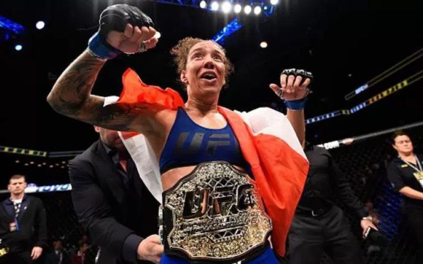 В UFC шли разговоры о том, что чемпионка полулегкого веса освободит свой титул