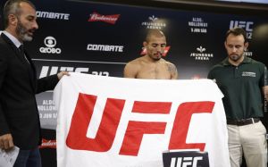Взвешивание участников шоу UFC 212