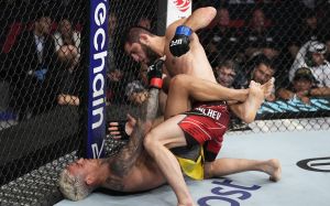 Ислам Махачев финишировал Чарльза Оливейру во втором раунде на UFC 280 и стал новым чемпионом легкого веса