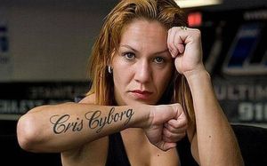 Крис Жустино продлила контракт с UFC