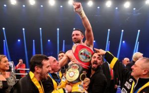 Де Каролис не уступил титул WBA в Германии в бою с местным Цойге