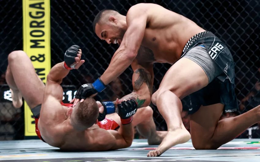 Карлос Ульберг нокаутировал Иржи Прохазку в первом раунде на UFC 327 и стал чемпионом полутяжелого веса