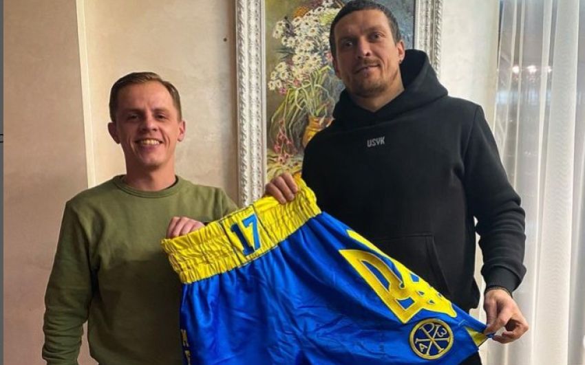 Усик выставил на аукцион шорты, в которых выиграл первый чемпионский пояс