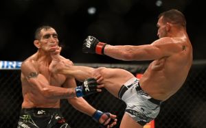 Майкл Чендлер вырубил Тони Фергюсона на UFC 274