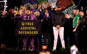 Александр Усик пришел на взвешивание перед боем с Фьюри с плакатом в поддержку защитников "Азовстали"