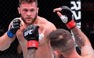 Рафаэль Физиев нокаутировал Ренато Мойкано на UFC 256