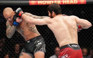 Магомед Анкалаев финишировал Энтони Смита во втором раунде на UFC 277
