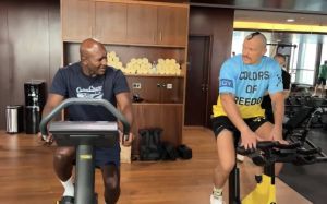 Александр Усик потренировался с Эвандером Холифилдом: видео