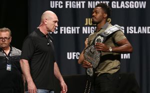 Джон Джонс высмеял Дэниеля Кормье за инцидент со взвешиванием на UFC 210