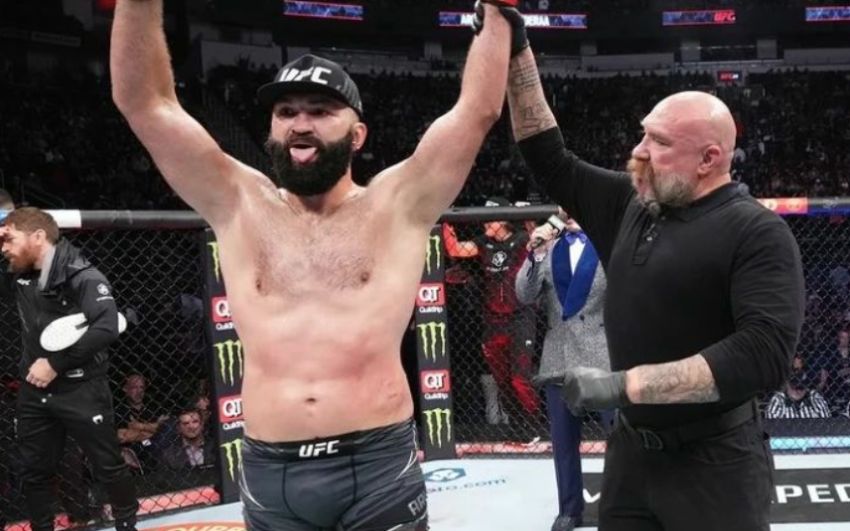 Андрей Орловский одержал победу в бою с Вандераа на UFC 271