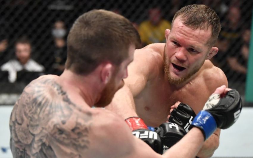 Петр Ян победил Кори Сандхагена на UFC 267, завоевав временный титул в легчайшем весе