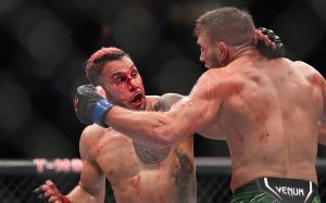 Видео боя Дрикус дю Плесси - Брэд Таварес UFC 276