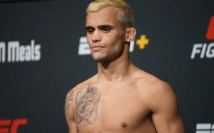 Бой Сантоса с Муньосом на UFC 288 отменен