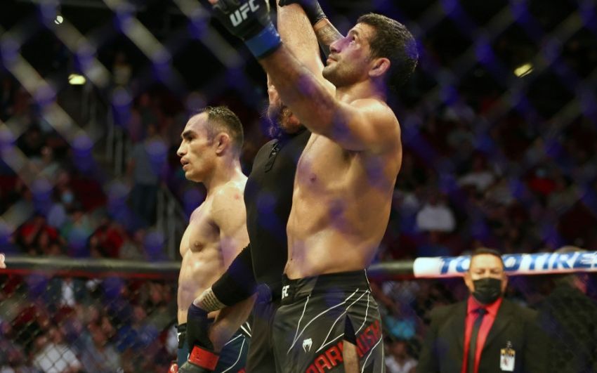 Бенеил Дариуш победил Тони Фергюсона на UFC 262