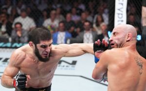 Ислам Махачев в напряженном бою победил Алекса Волкановски на UFC 284