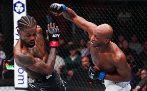 Майкл Пейдж успешно дебютировал в UFC, победив Кевина Холланда на UFC 299