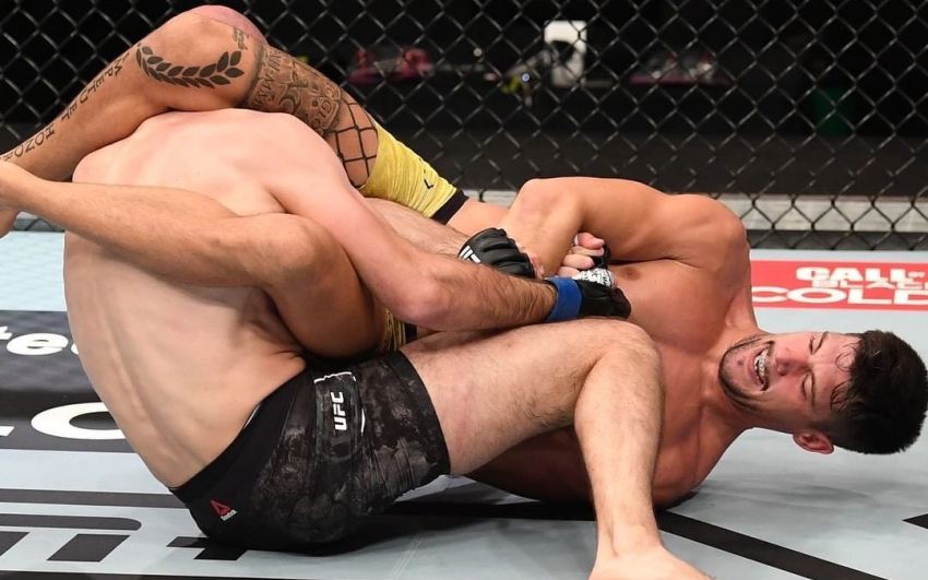 Александр Яковлев досрочно проиграл Йоэлю Альваресу на UFC 254