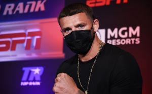 Элейдер Альварес и Джо Смит встретились лицом к лицу на финальной пресс-конференции