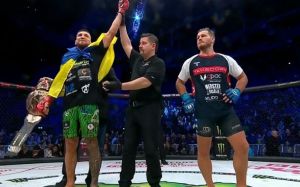 Ярослав Амосов в доминирующем стиле защитил титул Bellator в реванше против Сторли
