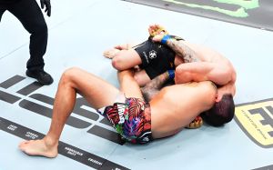 Дастин Порье доставил проблемы, но проиграл Исламу Махачеву на UFC 302